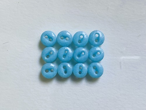 Lot minuscules boutons - de,