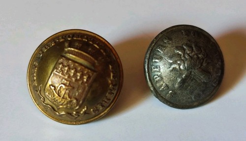 Lot petits boutons - petits, anciens