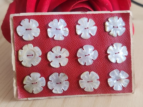 Rare petite plaque boutons