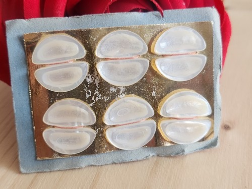 Rare petite plaque - , boutons