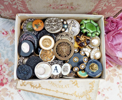 Lot boutons anciens et - anciens,